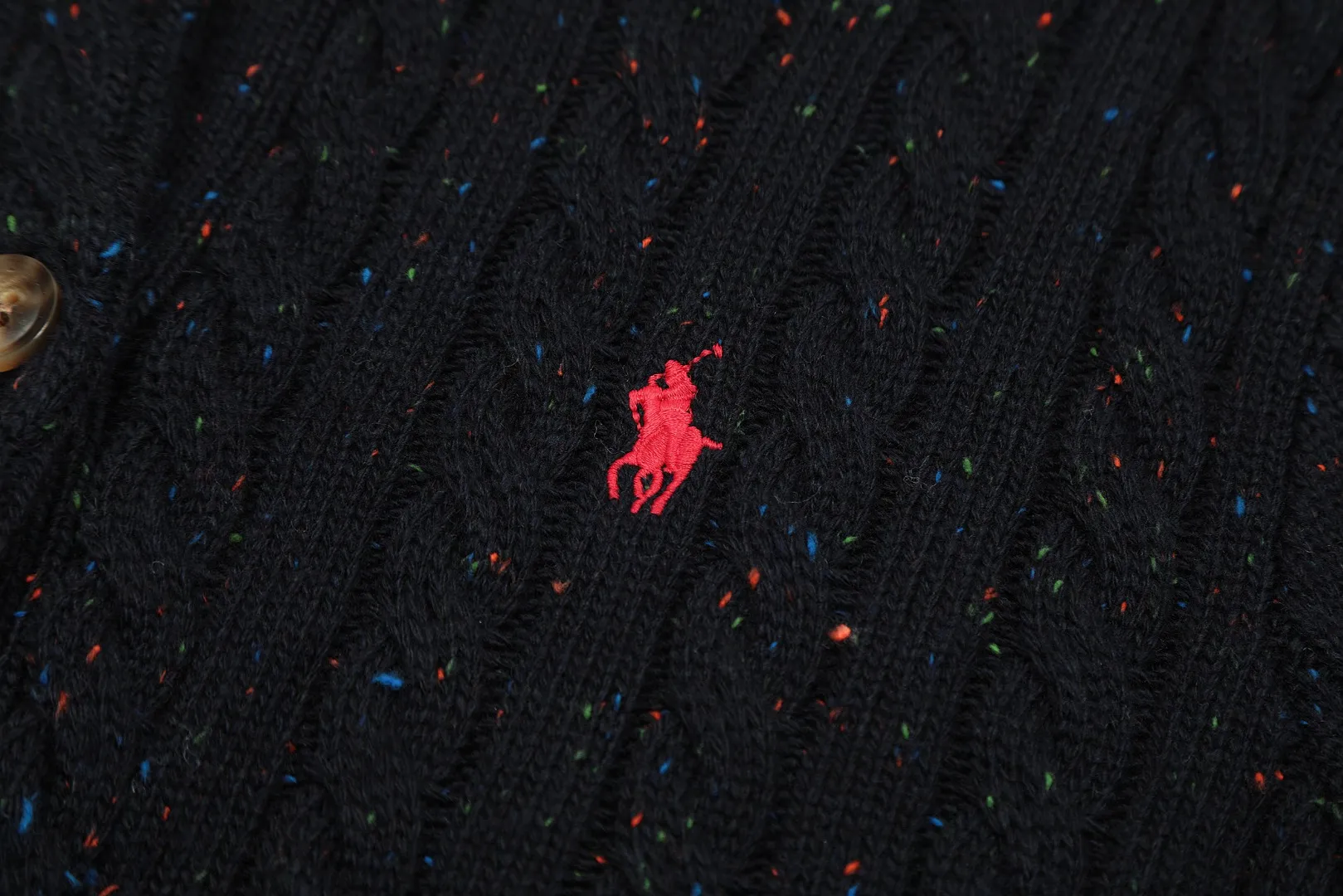 🅿️230 "Top quality" Style number: DS018# [Ralph Lauren wool blend pony embroidered logo twist knitted cardigan] ✅Ralph Lauren gradient multi-color dot versatile knitted cardigan jacket for all seasons ✅15% Merino cotton wool 85% wool blend Customized laser buttons Clean and clear texture ✅ZP quality 1:1 pattern making Scan the code to enter the GF website Counter quality ✅Details and quality are the only one in Guangzhou. Imported quality wool. Focus on high-end. Cost-effective. Needless to say good quality. ✅Restore the original version. The maximum size can be worn up to 150 pounds. Loose, comfortable and stress-free. ✅The upper body is simple and easy to wear. A must-have for goddess ootd. Good-looking clothes are never picky. A must-have in the goddess's wardrobe. Size: S-L. Color: Navy blue, light blue, off-white, leather pink, Christmas red.
